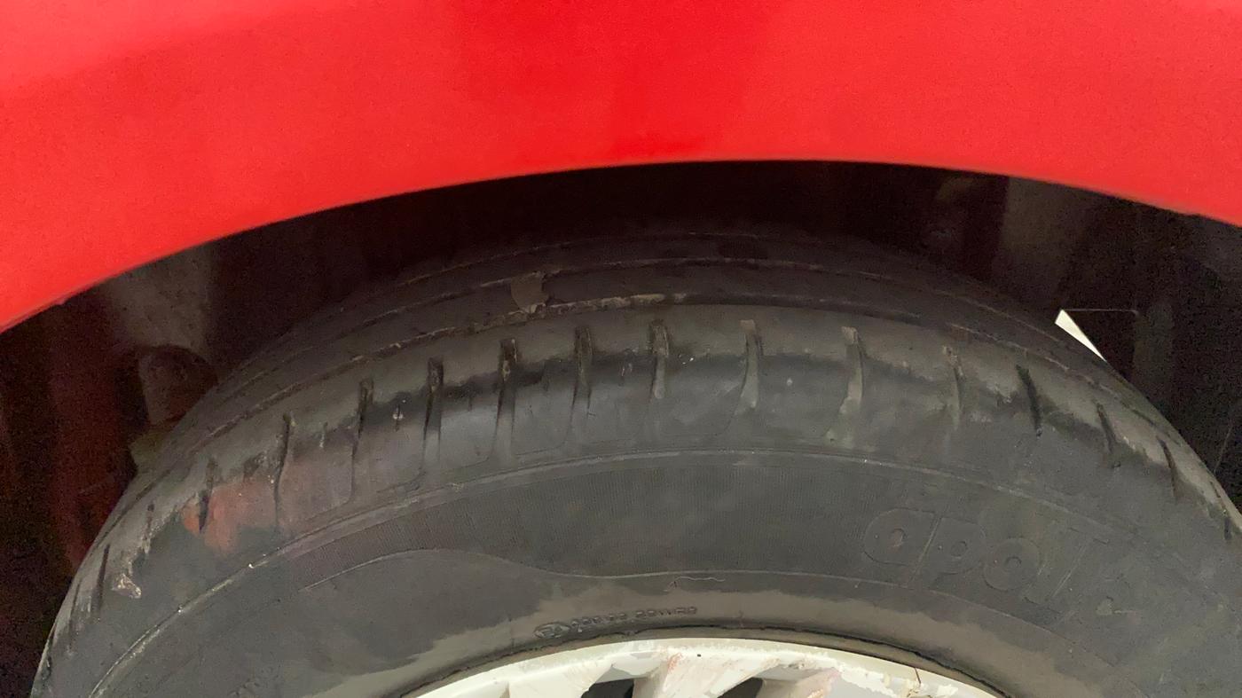 2016 Maruti Swift VXI, CNG, Manual, 94,818 km, Left Rear Tyre Tread