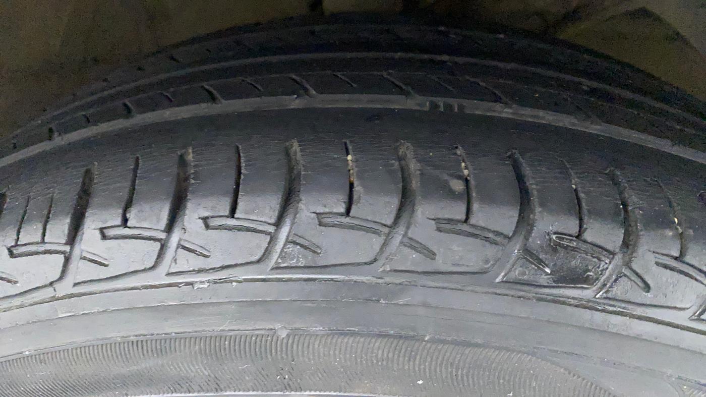 2017 Maruti Baleno DELTA PETROL 1.2, Petrol, Manual, 61,496 km, Right Front Tyre Tread