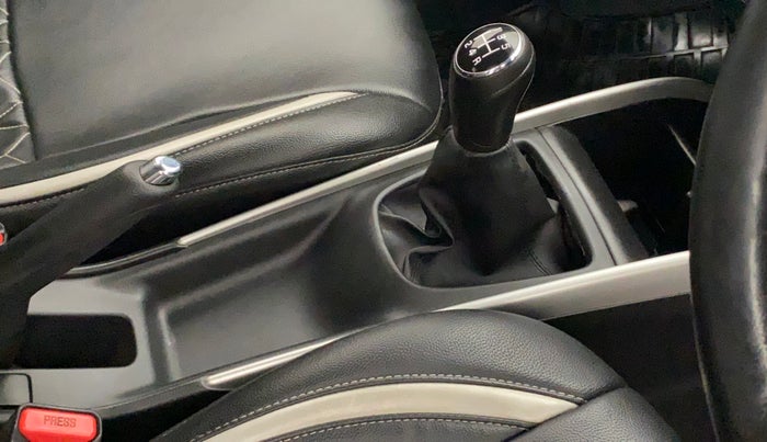2017 Maruti Baleno DELTA PETROL 1.2, Petrol, Manual, 61,496 km, Gear lever - Boot cover slightly torn