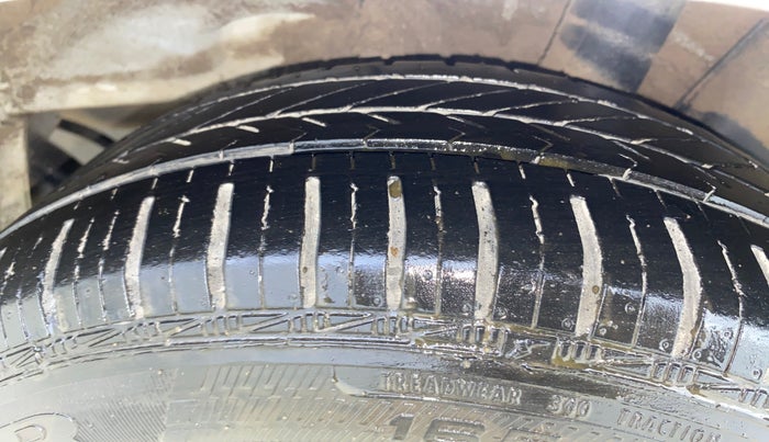 2016 Hyundai Xcent S 1.2, Petrol, Manual, 1,07,573 km, Left Rear Tyre Tread