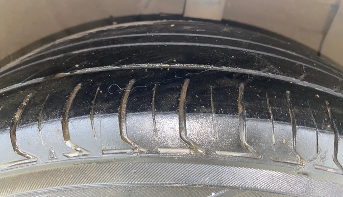2016 Hyundai Xcent S 1.2, Petrol, Manual, 1,07,573 km, Right Front Tyre Tread