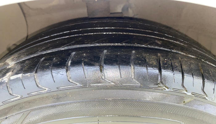 2016 Hyundai Xcent S 1.2, Petrol, Manual, 1,07,573 km, Left Front Tyre Tread