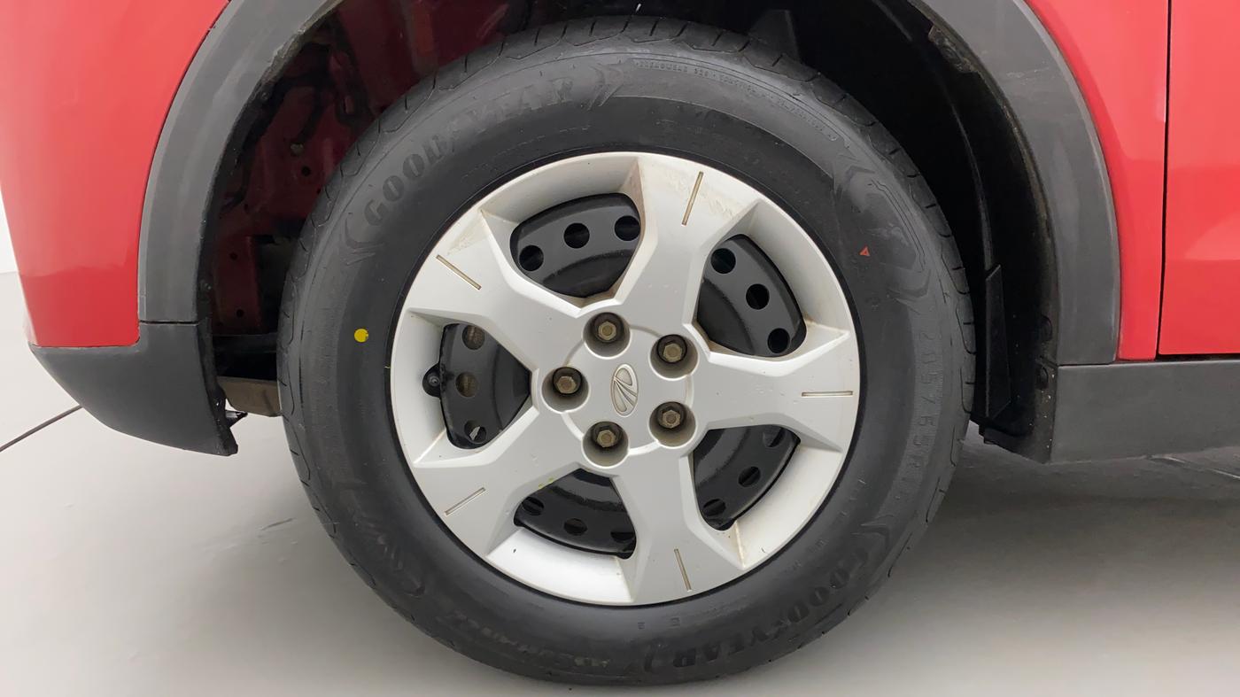 2021 Mahindra XUV300 W6 1.5 DIESEL, Diesel, Manual, 79,714 km, Left Front Wheel