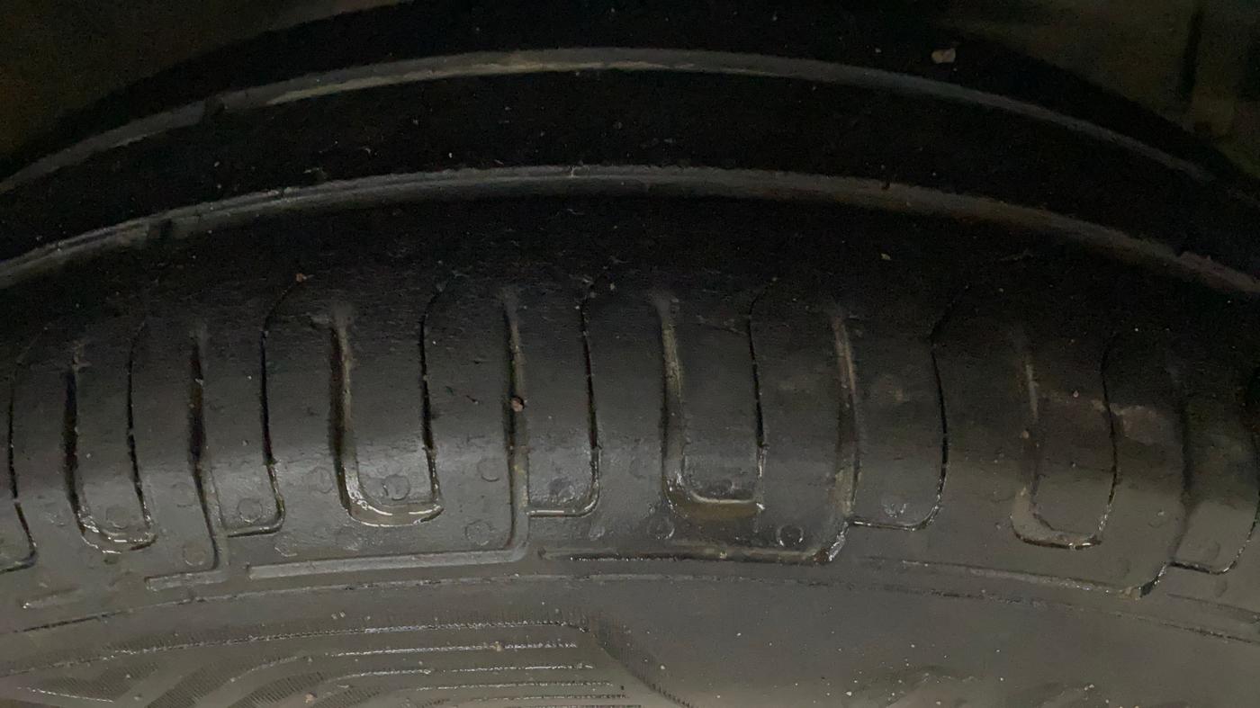 2014 Maruti Swift VXI, Petrol, Manual, 1,04,694 km, Right Front Tyre Tread
