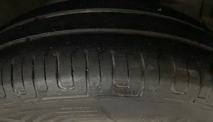 2014 Maruti Swift VXI, Petrol, Manual, 1,04,665 km, Right Front Tyre Tread