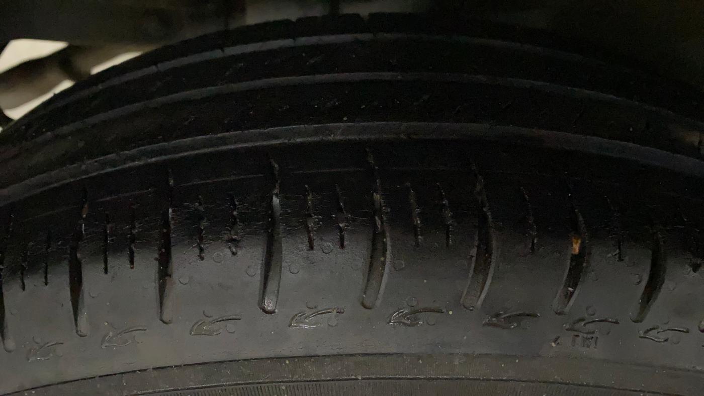 2014 Maruti Swift VXI, Petrol, Manual, 1,04,694 km, Right Rear Tyre Tread