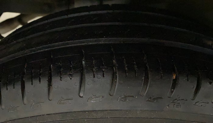 2014 Maruti Swift VXI, Petrol, Manual, 1,04,665 km, Right Rear Tyre Tread