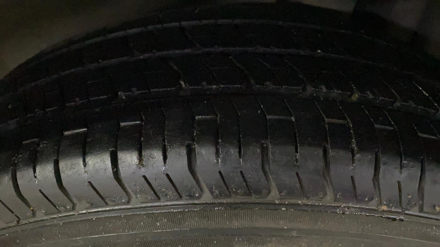 2014 Maruti Swift VXI, Petrol, Manual, 1,04,694 km, Left Rear Tyre Tread