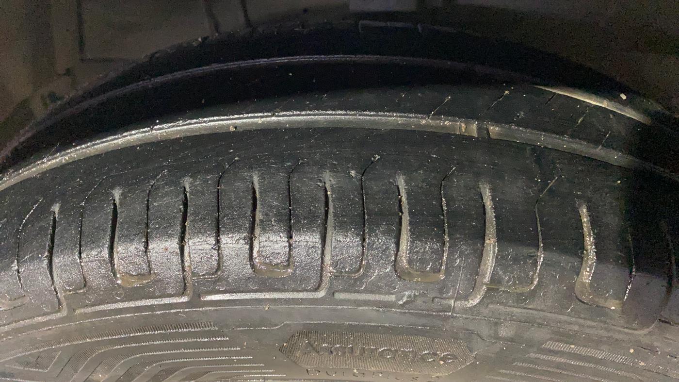 2014 Maruti Swift VXI, Petrol, Manual, 1,04,694 km, Left Front Tyre Tread