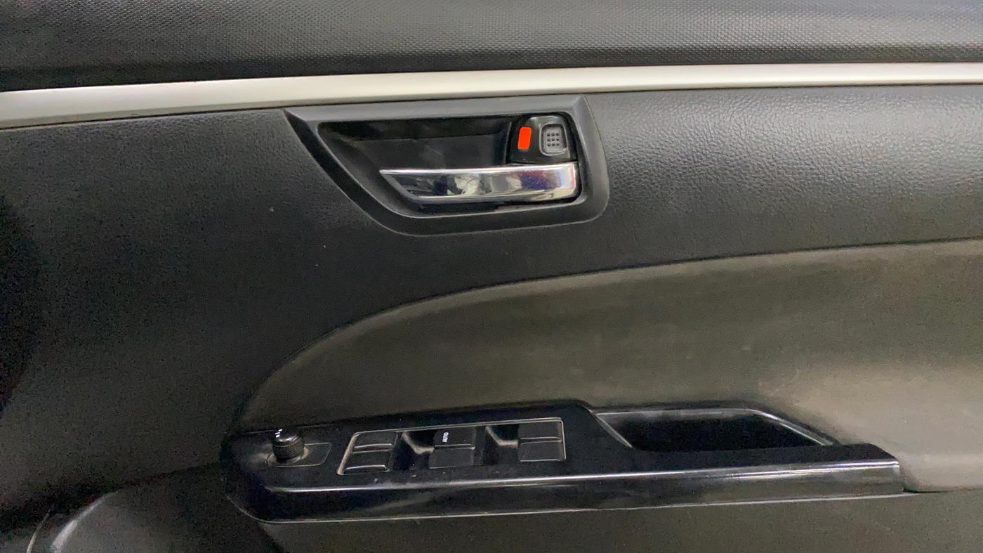 2014 Maruti Swift VXI, Petrol, Manual, 1,04,694 km, Driver Side Door Panels Control