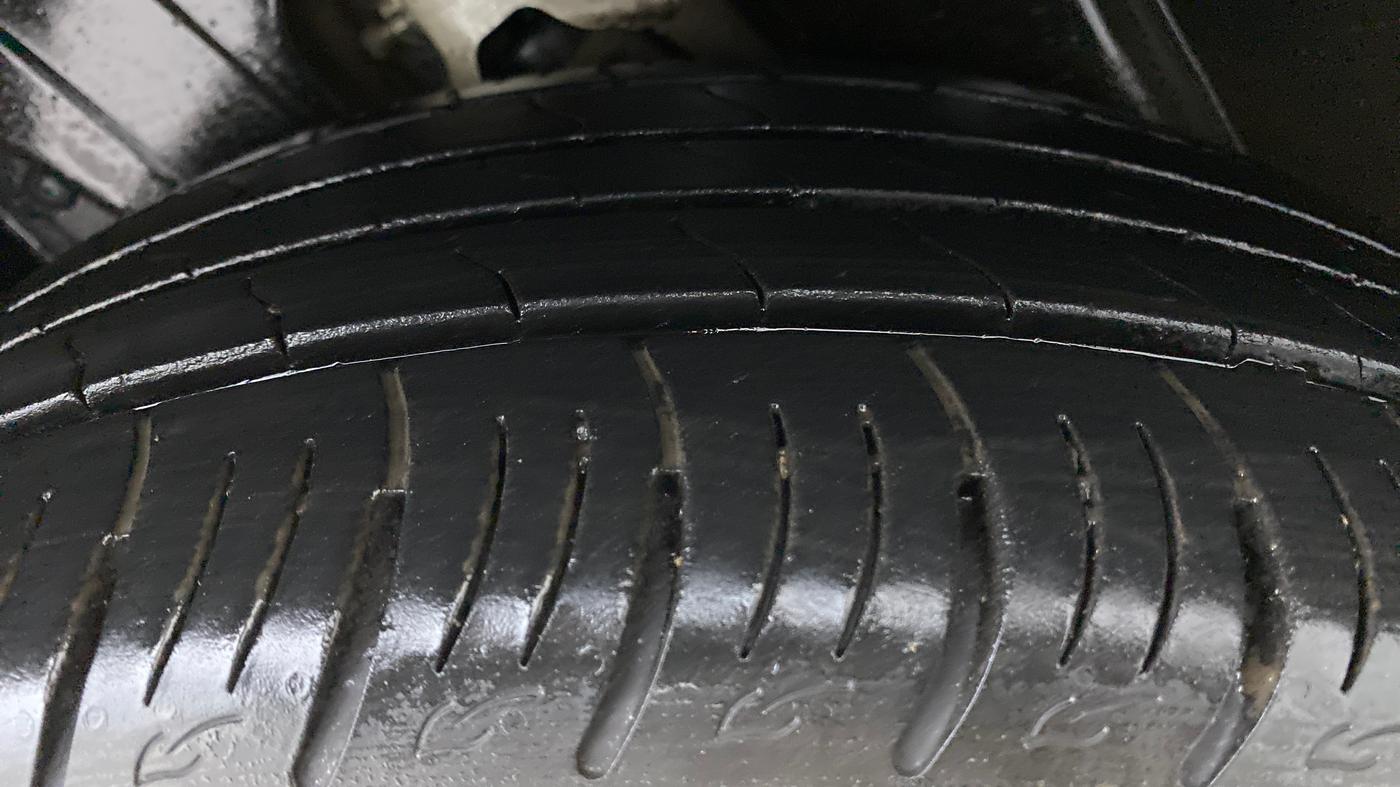 2021 Mahindra XUV300 W8 (O) DIESEL  AT, Diesel, Automatic, 39,403 km, Right Rear Tyre Tread