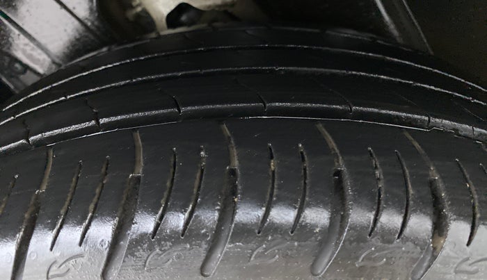 2021 Mahindra XUV300 W8 (O) DIESEL  AT, Diesel, Automatic, 39,403 km, Right Rear Tyre Tread