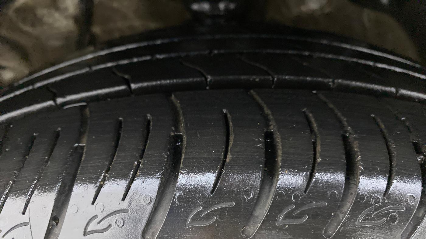 2021 Mahindra XUV300 W8 (O) DIESEL  AT, Diesel, Automatic, 39,403 km, Left Front Tyre Tread