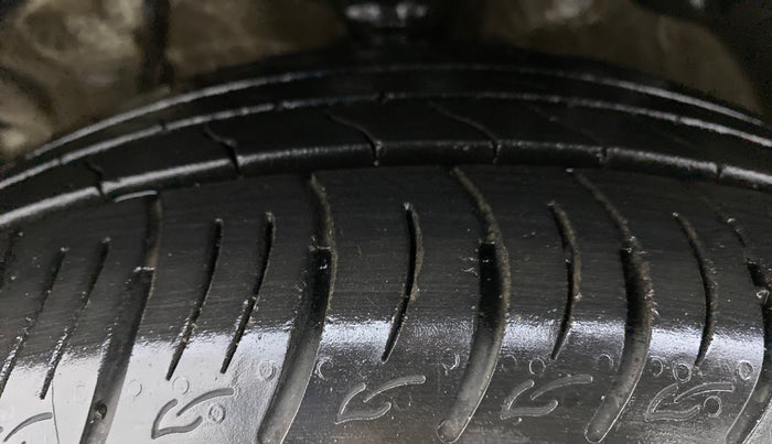 2021 Mahindra XUV300 W8 (O) DIESEL  AT, Diesel, Automatic, 39,403 km, Left Front Tyre Tread