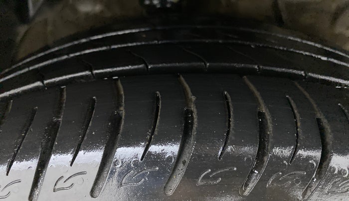 2021 Mahindra XUV300 W8 (O) DIESEL  AT, Diesel, Automatic, 39,403 km, Right Front Tyre Tread