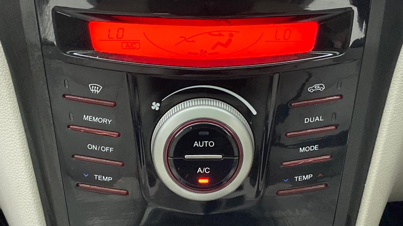 2021 Mahindra XUV300 W8 (O) DIESEL  AT, Diesel, Automatic, 39,403 km, Automatic Climate Control