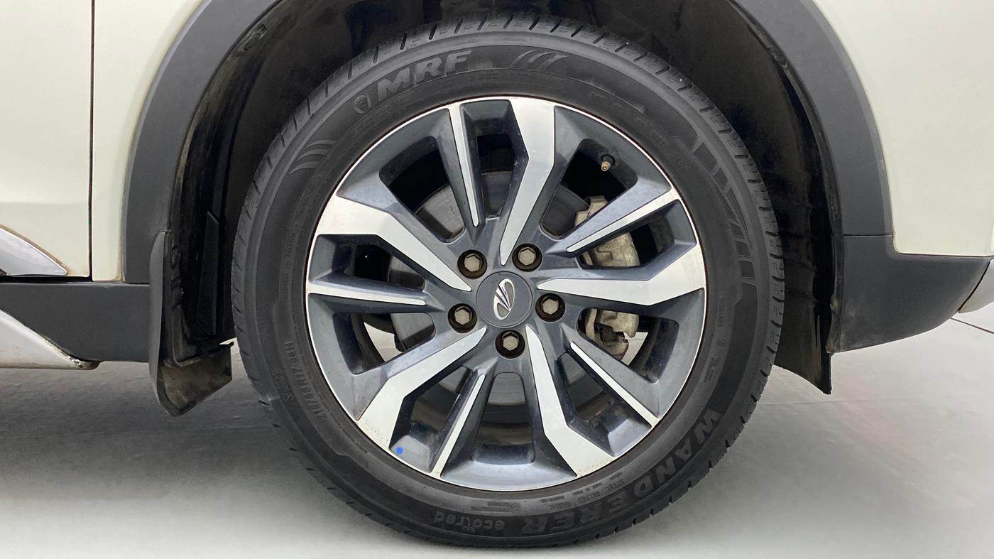 2021 Mahindra XUV300 W8 (O) DIESEL  AT, Diesel, Automatic, 39,403 km, Right Front Wheel