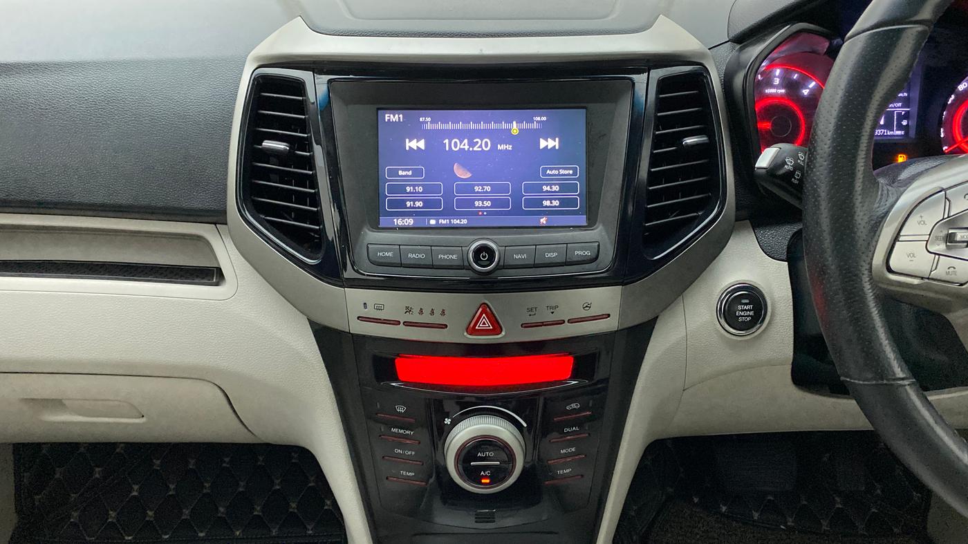 2021 Mahindra XUV300 W8 (O) DIESEL  AT, Diesel, Automatic, 39,403 km, Air Conditioner
