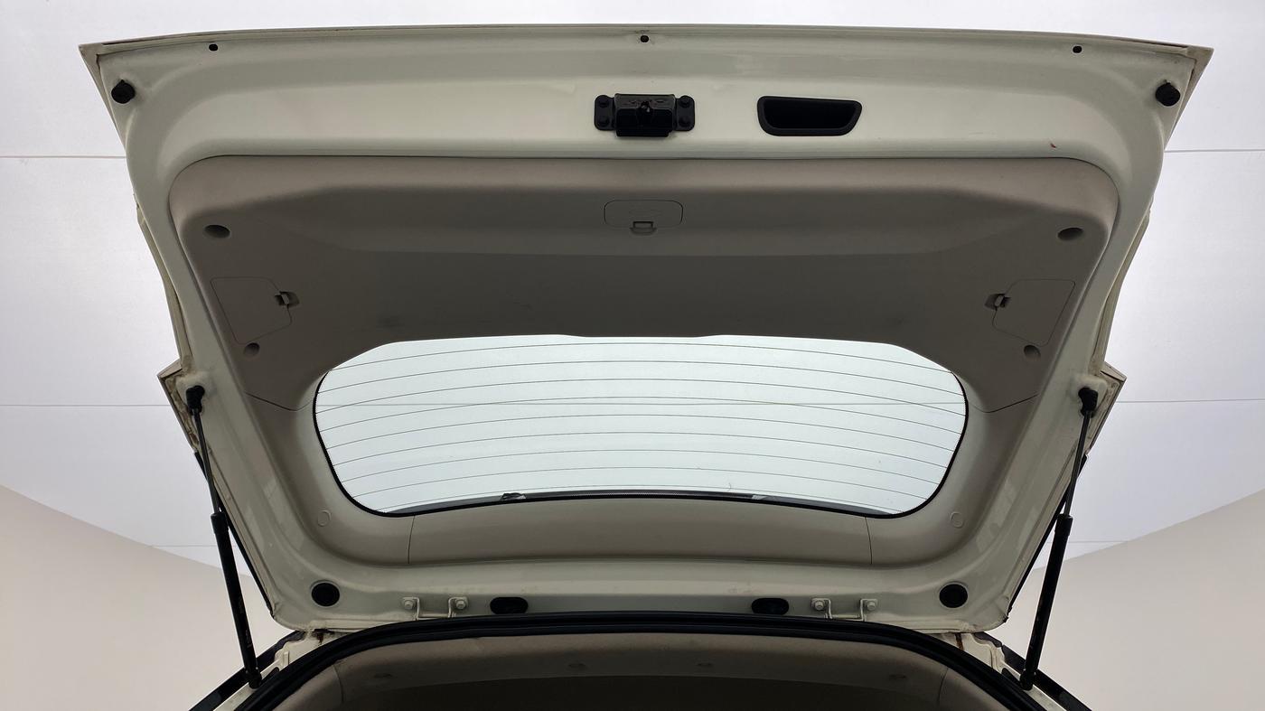 2021 Mahindra XUV300 W8 (O) DIESEL  AT, Diesel, Automatic, 39,403 km, Boot Door Open