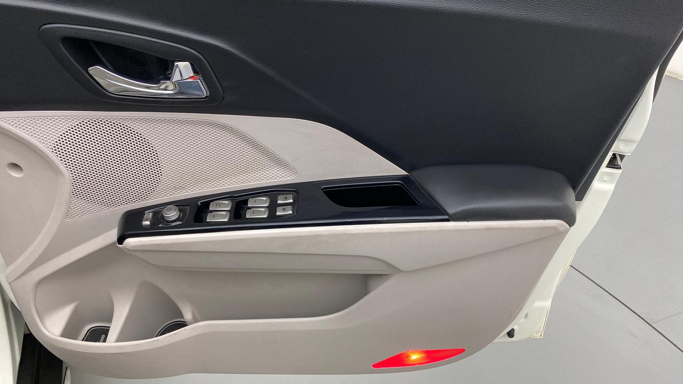 2021 Mahindra XUV300 W8 (O) DIESEL  AT, Diesel, Automatic, 39,403 km, Driver Side Door Panels Control