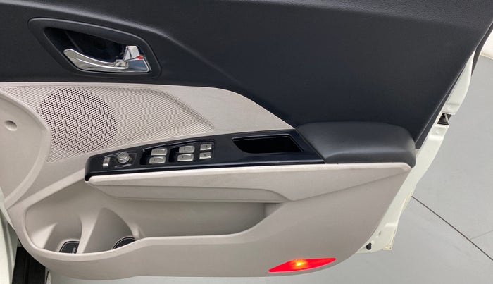 2021 Mahindra XUV300 W8 (O) DIESEL  AT, Diesel, Automatic, 39,403 km, Driver Side Door Panels Control