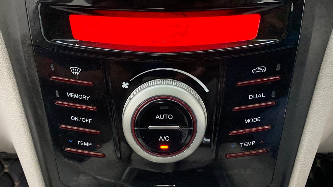2021 Mahindra XUV300 W8 (O) DIESEL  AT, Diesel, Automatic, 39,403 km, Multi-Zone Climate Control