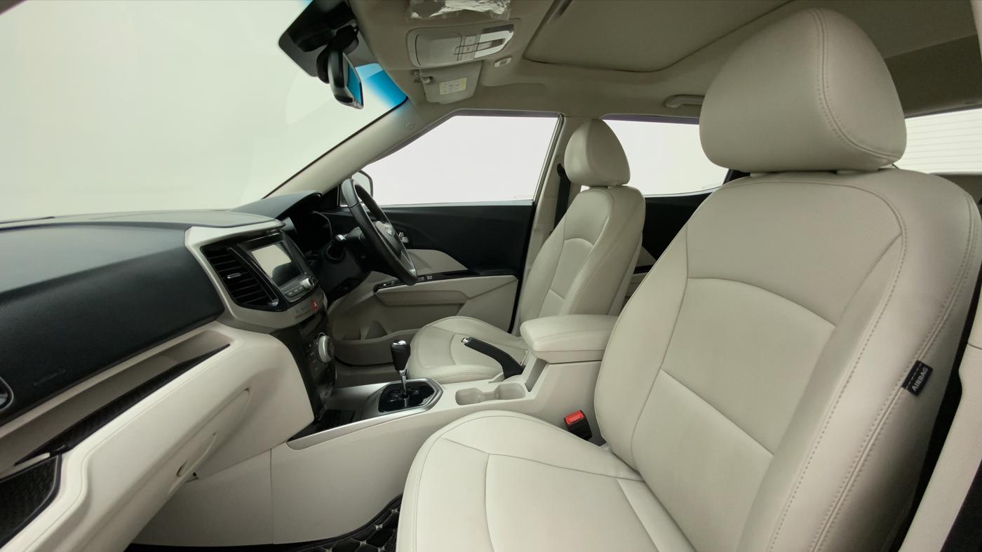2021 Mahindra XUV300 W8 (O) DIESEL  AT, Diesel, Automatic, 39,403 km, Right Side Front Door Cabin