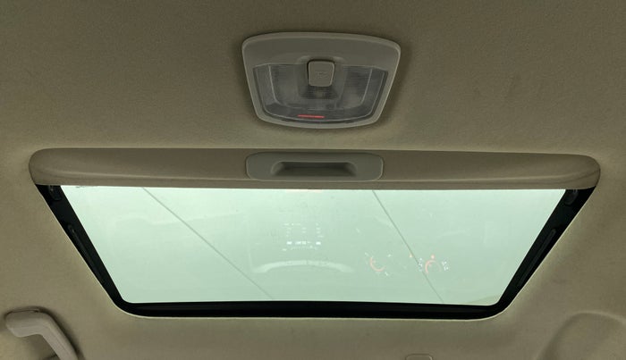 2021 Mahindra XUV300 W8 (O) DIESEL  AT, Diesel, Automatic, 39,403 km, Moonroof/ Sunroof