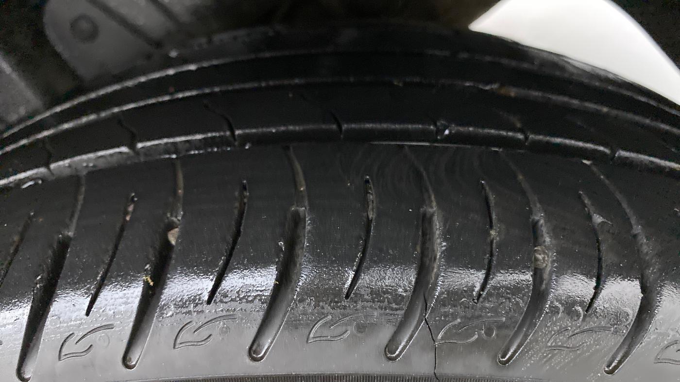 2021 Mahindra XUV300 W8 (O) DIESEL  AT, Diesel, Automatic, 39,403 km, Left Rear Tyre Tread