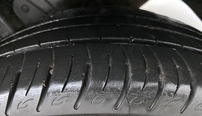 2021 Mahindra XUV300 W8 (O) DIESEL  AT, Diesel, Automatic, 39,403 km, Left Rear Tyre Tread