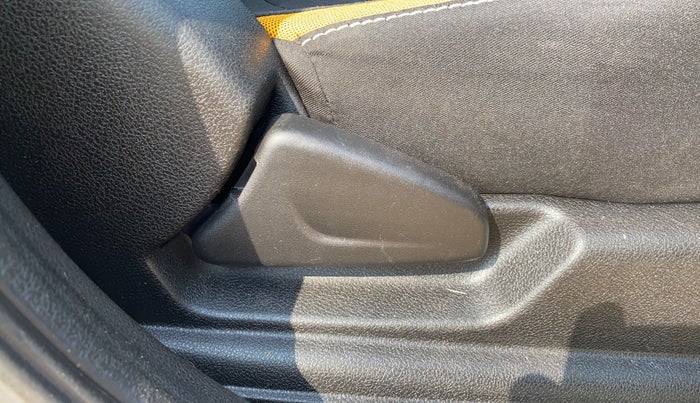 2022 Renault Kwid CLIMBER 1.0 AMT, Petrol, Automatic, 27,697 km, Driver Side Adjustment Panel