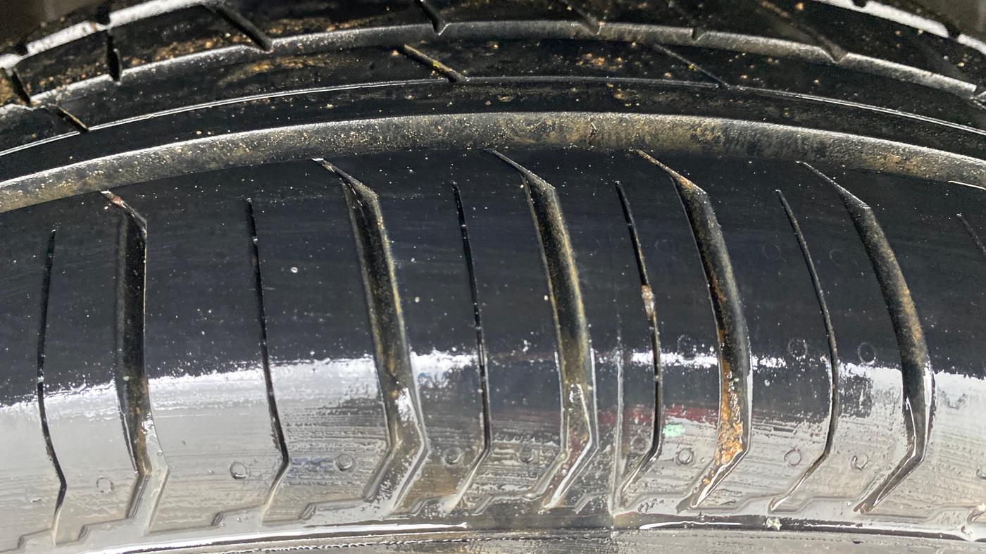 2021 Tata PUNCH ACCOMPLISHED AMT, Petrol, Automatic, 26,218 km, Right Front Tyre Tread