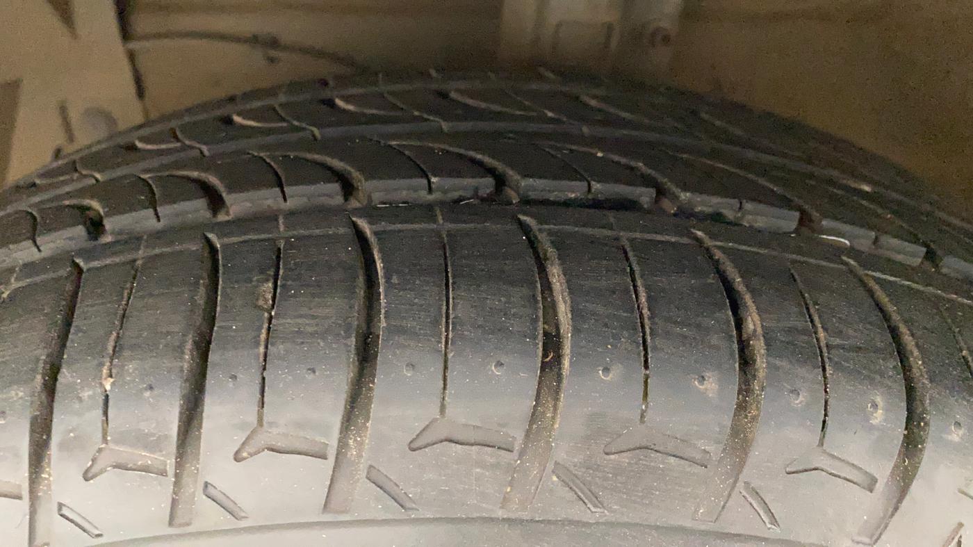 2016 Maruti Ciaz ZDI SHVS, Diesel, Manual, 90,007 km, Left Front Tyre Tread