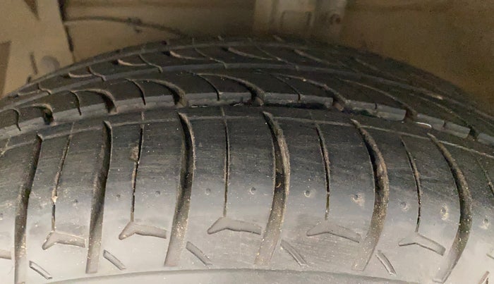 2016 Maruti Ciaz ZDI SHVS, Diesel, Manual, 90,007 km, Left Front Tyre Tread