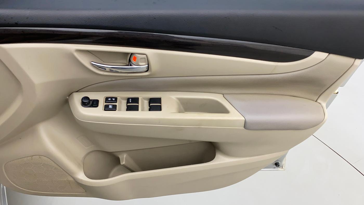 2016 Maruti Ciaz ZDI SHVS, Diesel, Manual, 90,007 km, Driver Side Door Panels Control