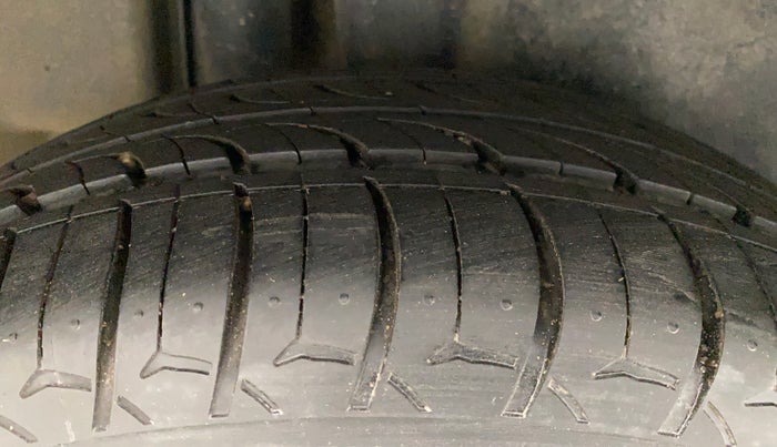 2016 Maruti Ciaz ZDI SHVS, Diesel, Manual, 90,007 km, Right Rear Tyre Tread