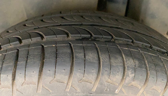 2016 Maruti Ciaz ZDI SHVS, Diesel, Manual, 90,007 km, Left Rear Tyre Tread