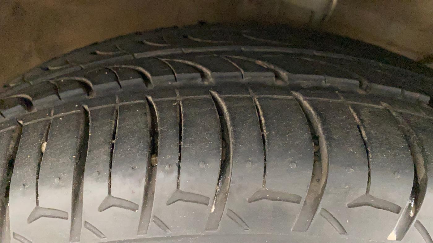 2016 Maruti Ciaz ZDI SHVS, Diesel, Manual, 90,007 km, Right Front Tyre Tread
