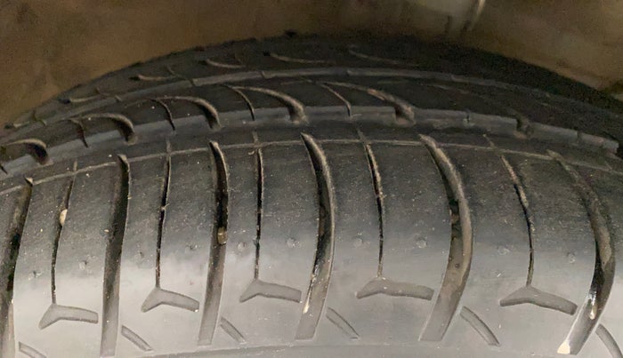 2016 Maruti Ciaz ZDI SHVS, Diesel, Manual, 90,007 km, Right Front Tyre Tread