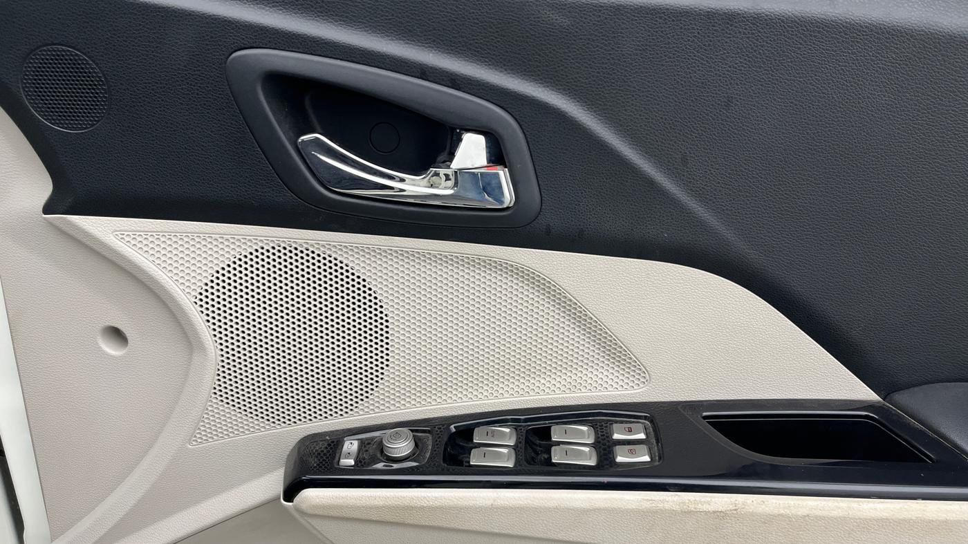 2022 Mahindra XUV300 W8 1.5 DIESEL, Diesel, Manual, 44,851 km, Driver Side Door Panels Control