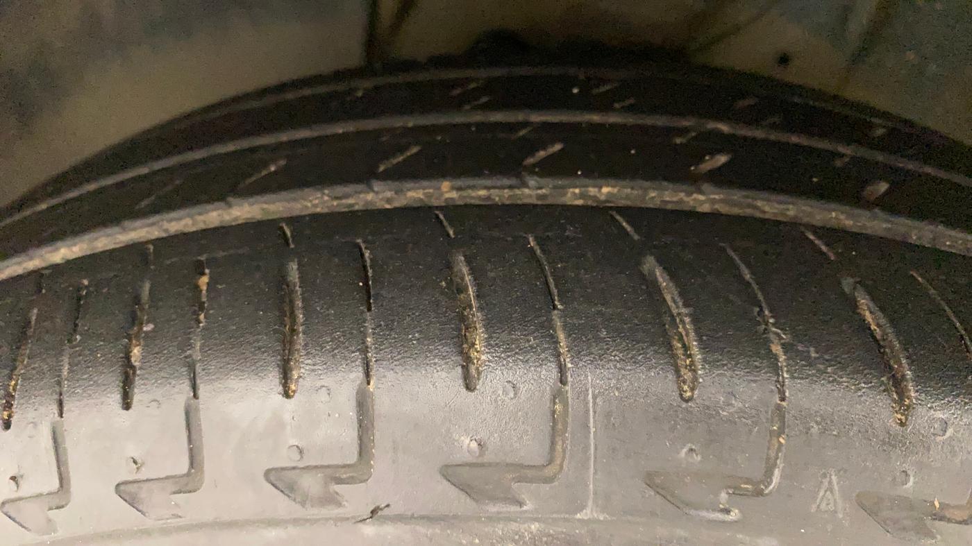 2018 Maruti IGNIS ZETA 1.2 AMT DUAL TONE, Petrol, Automatic, 98,476 km, Left Front Tyre Tread