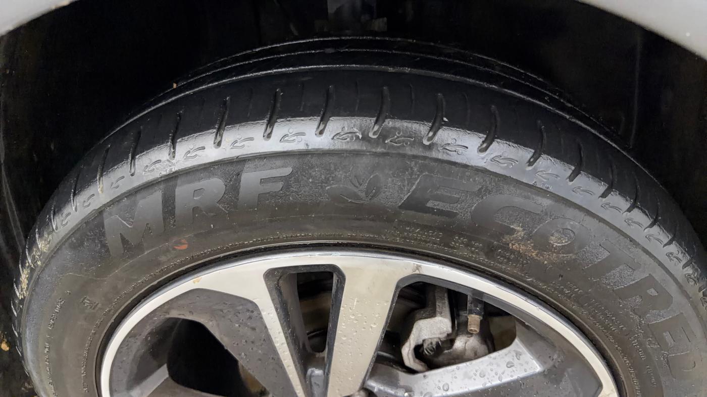2023 Tata ALTROZ XZ + SUNROOF, Petrol, Manual, 26,172 km, Right Front Tyre Tread