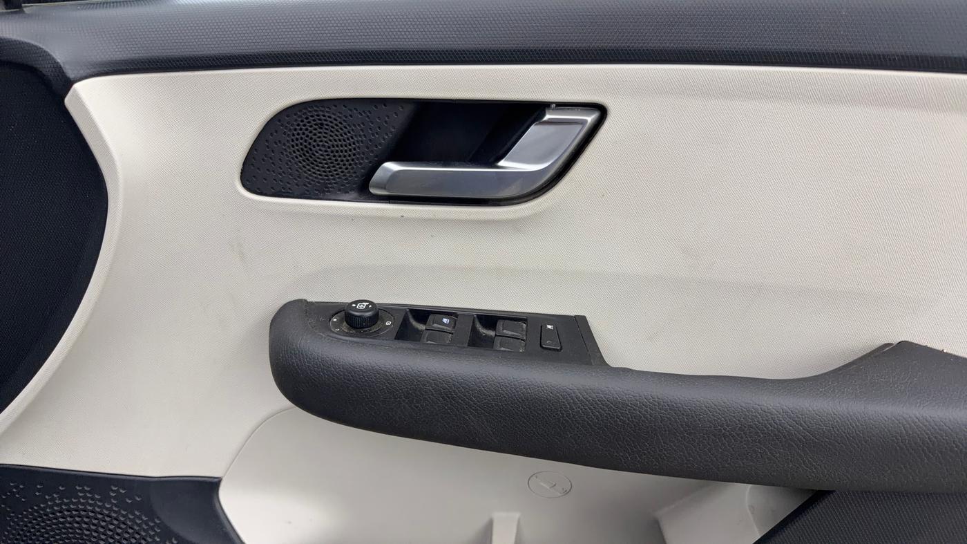 2023 Tata ALTROZ XZ + SUNROOF, Petrol, Manual, 26,172 km, Driver Side Door Panels Control