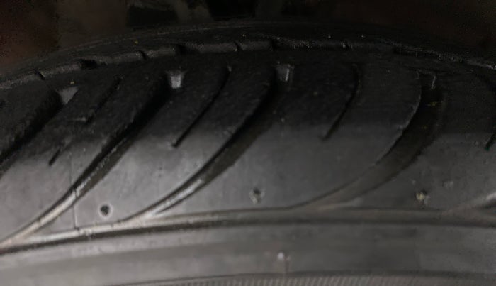 2012 Hyundai i10 SPORTZ 1.2, Petrol, Manual, 26,069 km, Right Front Tyre Tread