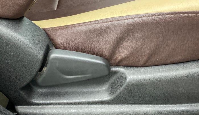 2020 Renault Kwid 1.0 RXT Opt, Petrol, Manual, 19,142 km, Driver Side Adjustment Panel