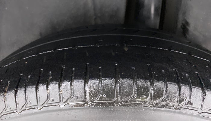 2015 Maruti Ciaz VXI, Petrol, Manual, 1,02,597 km, Right Rear Tyre Tread
