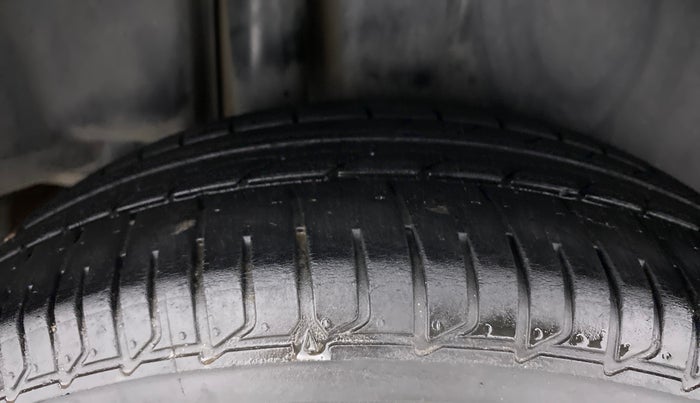 2015 Maruti Ciaz VXI, Petrol, Manual, 1,02,597 km, Left Front Tyre Tread
