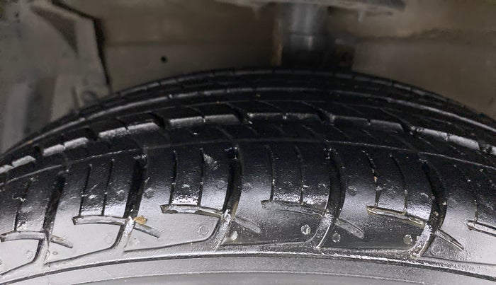 2015 Maruti Ciaz VXI, Petrol, Manual, 1,02,597 km, Right Front Tyre Tread