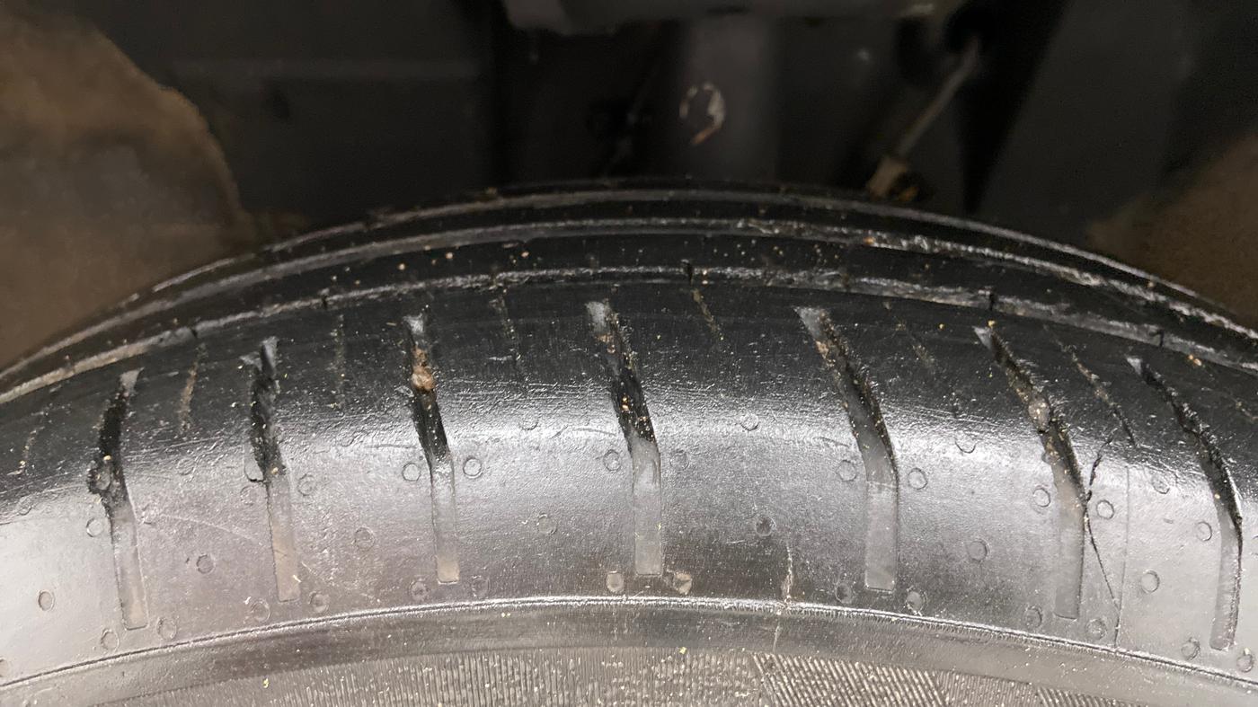 2022 Tata PUNCH ACCOMPLISHED MT, Petrol, Manual, 33,885 km, Left Front Tyre Tread