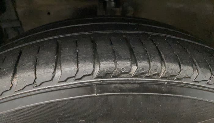 2013 Maruti Ertiga VXI, Petrol, Manual, 92,967 km, Left Front Tyre Tread